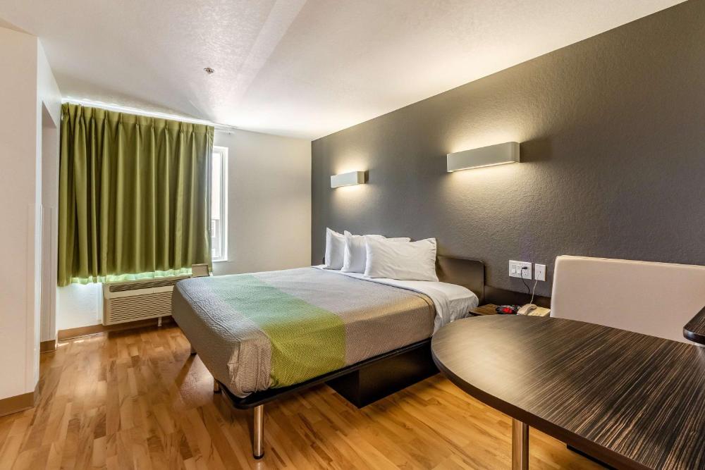Deluxe King Room - Non-Smoking interior